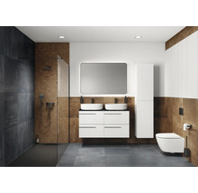 Salle de bain moderne avec douche, double vasque, miroir et toilettes
