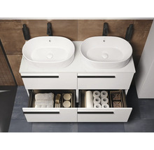 Meuble-lavabo double avec vasques à poser blanches et tiroirs ouverts pour le rangement dans la salle de bain