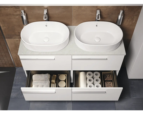 Salle de bain avec meuble sous-vasque, deux lavabos et tiroirs ouverts pour ranger les serviettes et les articles de toilette