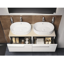 Salle de bains avec double vasque, meuble sous-vasque et tiroirs ouverts pour le rangement