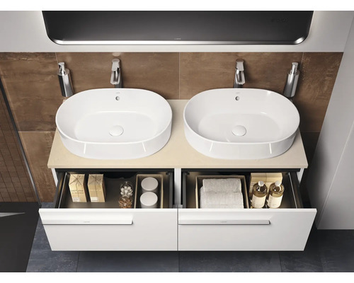 Salle de bains avec double vasque, meuble sous-vasque et tiroirs ouverts pour le rangement