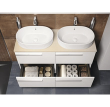 Salle de bain avec deux lavabos sur meuble-lavabo avec tiroirs