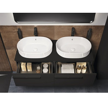 Double vasque avec meuble sous-vasque et tiroirs ouverts dans la salle de bain