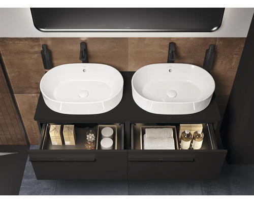 Double vasque avec meuble sous-vasque et tiroirs ouverts dans la salle de bain