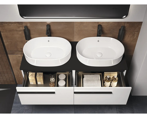 Salle de bains avec double vasque, plan de travail noir et tiroirs blancs