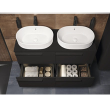 Meuble sous-lavabo double avec deux lavabos et tiroirs ouverts avec serviettes et papier toilette