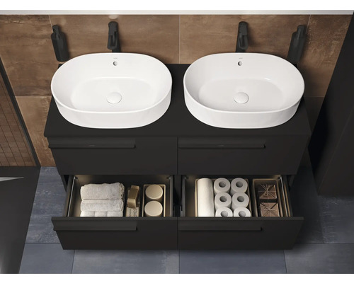 Meuble sous-lavabo double avec deux lavabos et tiroirs ouverts avec serviettes et papier toilette