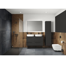 Salle de bains moderne avec douche, meuble-lavabo avec double vasque, miroir et toilettes.