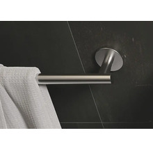 Porte-serviettes en métal avec une serviette blanche