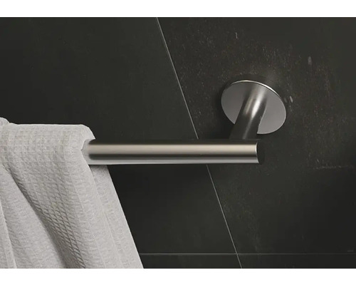 Porte-serviettes en métal avec une serviette blanche
