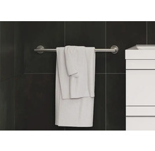 Porte-serviettes avec serviette et lavabo dans la salle de bain