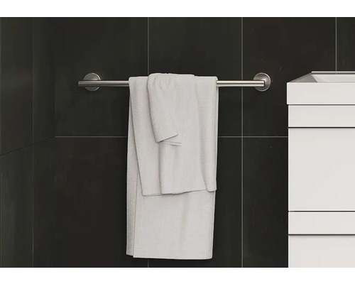 Porte-serviettes avec serviette et lavabo dans la salle de bain