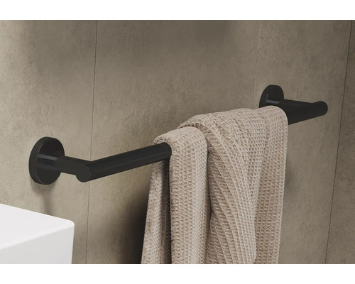 Porte-serviettes noir avec serviette sur le mur