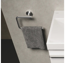 Porte-serviettes en métal avec serviette suspendue dans la salle de bain