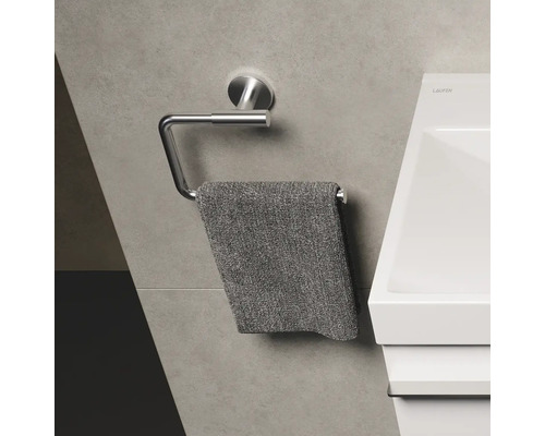 Porte-serviettes en métal avec serviette suspendue dans la salle de bain