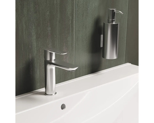 Lavabo avec robinet et distributeur de savon