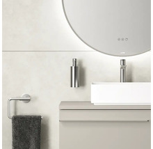 Intérieur de salle de bains moderne avec miroir rond, lavabo, robinet, distributeur de savon et porte-serviettes