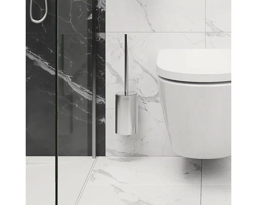 Scène de salle de bains avec WC suspendu et brosse de toilette avec support