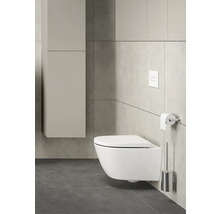 Salle de bains moderne avec WC suspendu, réservoir de chasse d'eau, porte-papier hygiénique et brosse de toilette