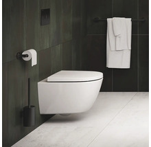 Salle de bains moderne avec WC suspendu, porte-papier toilette, brosse WC et porte-serviettes