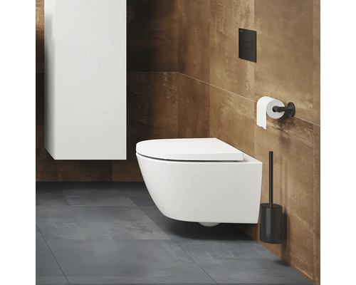Salle de bains moderne avec WC suspendu, réservoir de chasse, porte-papier toilette et brosse de toilette