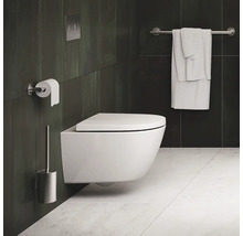 Modernes Badezimmer mit wandhängendem WC, Toilettenpapierhalter, Handtuchhalter und WC-Bürste
