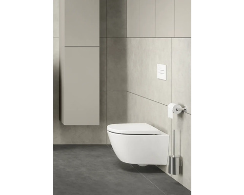 Modernes Badezimmer mit wandhängendem WC, Spülkasten und WC-Garnitur