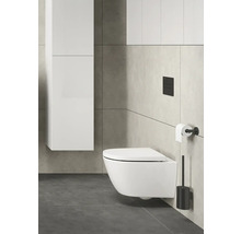 Salle de bains moderne avec WC suspendu, réservoir de chasse d'eau et porte-brosse de toilette