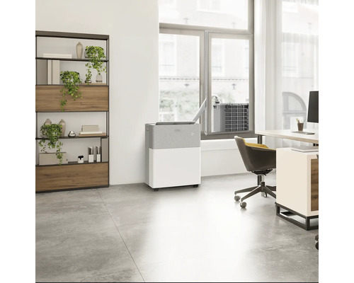 Climatiseur mobile bicolore avec tuyau d'évacuation dans une pièce lumineuse