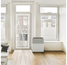 Pièce lumineuse avec climatiseur et fenêtre ouverte avec tuyau d'échappement