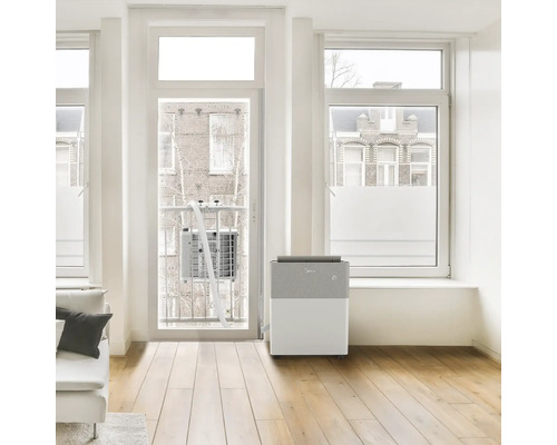 Pièce lumineuse avec climatiseur et fenêtre ouverte avec tuyau d'échappement