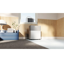 Intérieur avec climatiseur mobile, climatiseur de fenêtre, commode, lampe et décoration