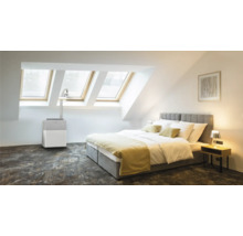 Chambre avec fenêtres de toit, lit et climatiseur mobile