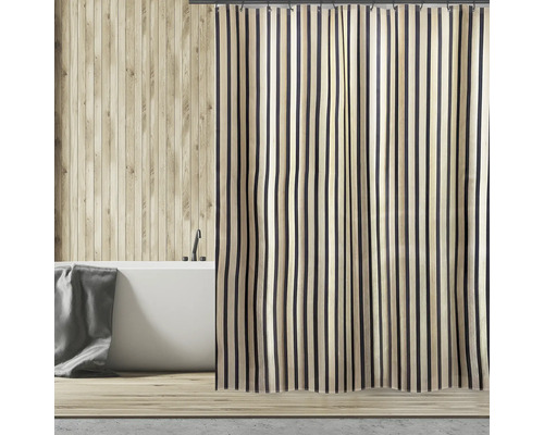 Salle de bains avec baignoire et rideau de douche rayé