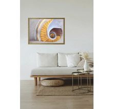 Salon avec canapé, table basse et image encadrée d'un escalier en colimaçon