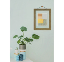 Pièce décorative avec plantes, cadre photo et accessoires pour la maison.