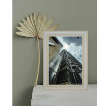 Dekorativer Bilderrahmen mit Ansicht auf ein Hochhaus