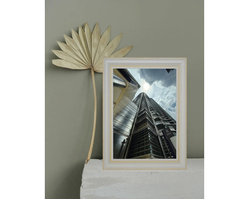 Dekorativer Bilderrahmen mit Ansicht auf ein Hochhaus