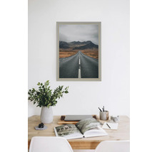 Affiche encadrée avec un motif de rue dans un intérieur