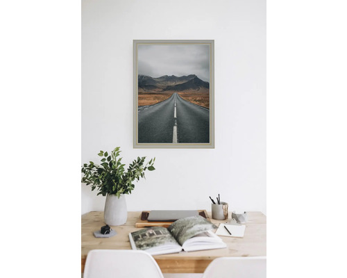 Affiche encadrée avec un motif de rue dans un intérieur