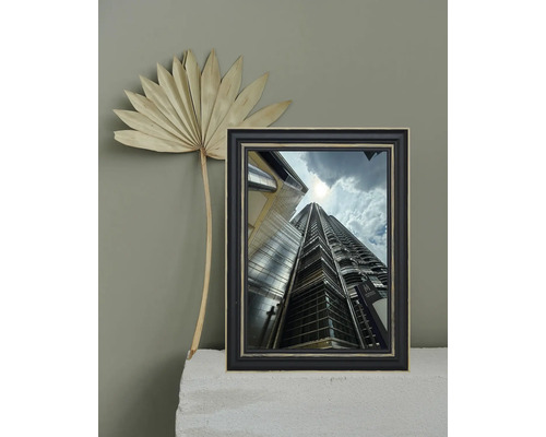 Photo décorative encadrée avec motif architectural et feuille de palmier séchée