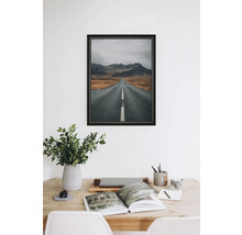 Image décorative encadrée d'une route menant aux montagnes