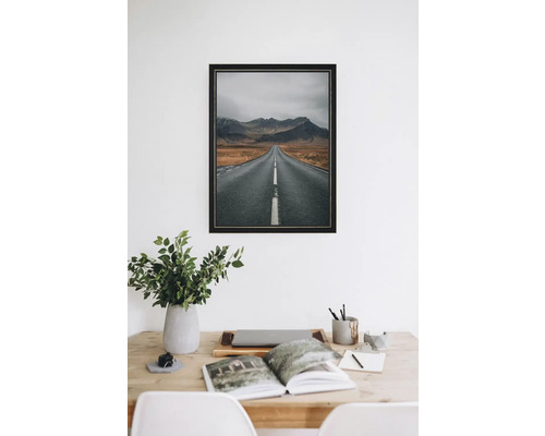 Image décorative encadrée d'une route menant aux montagnes