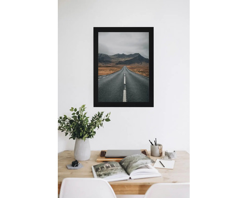 Image de paysage encadrée avec une longue route