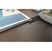 Terrasse avec lames de bois, piscine et décoration