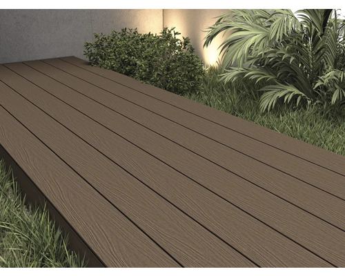 Lames de terrasse en composite bois dans l'espace extérieur