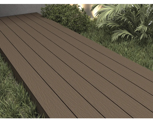Terrasse avec planches et plantations environnantes