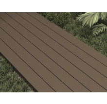 Planches de terrasse sur pelouse