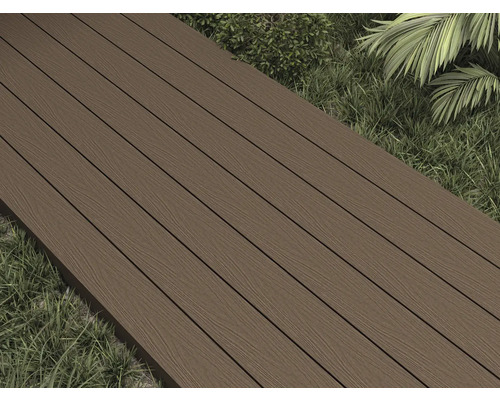 Planches de terrasse sur pelouse