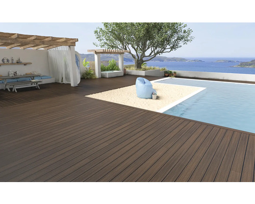 Terrasse avec plancher en bois, piscine et vue sur la mer